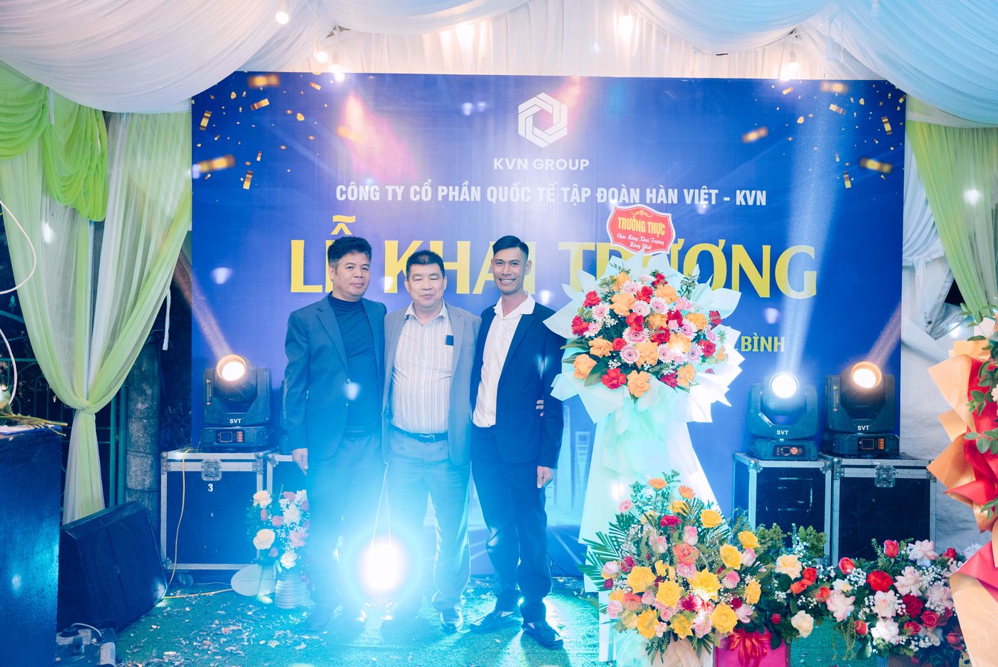 Đội ngũ chuyên viên KVN Ninh Bình đón tiếp phụ huynh và học sinh