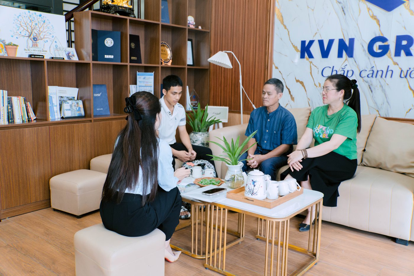 Chuyên gia KVN GROUP thẩm định học bạ và chọn trường 1:1 - Du học Hàn Quốc tại Bà Rịa - Vũng Tàu KVN GROUP