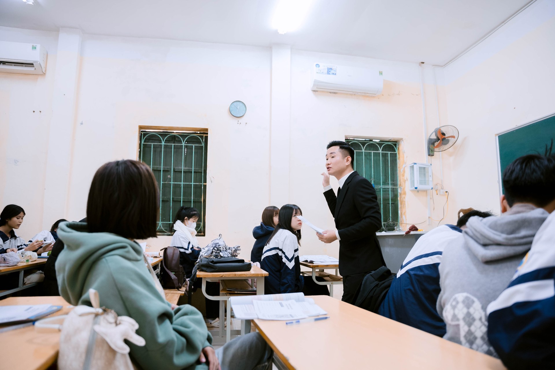 Chuyên viên KVN định hướng chương trình visa thẳng du học Hàn Quốc cho học sinh