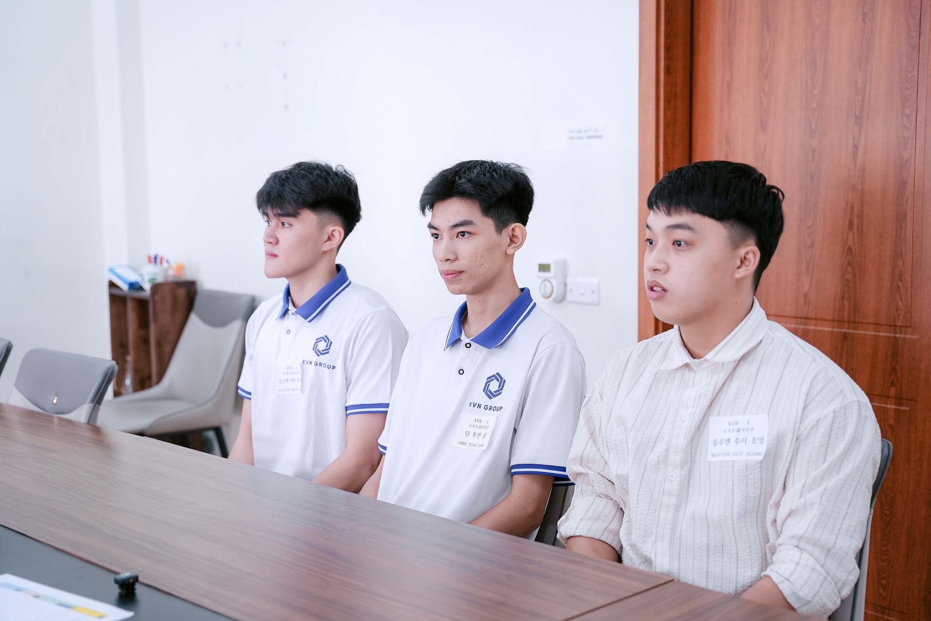 Ban cố vấn KVN GROUP trao học bổng và visa du học Hàn Quốc cho học viên