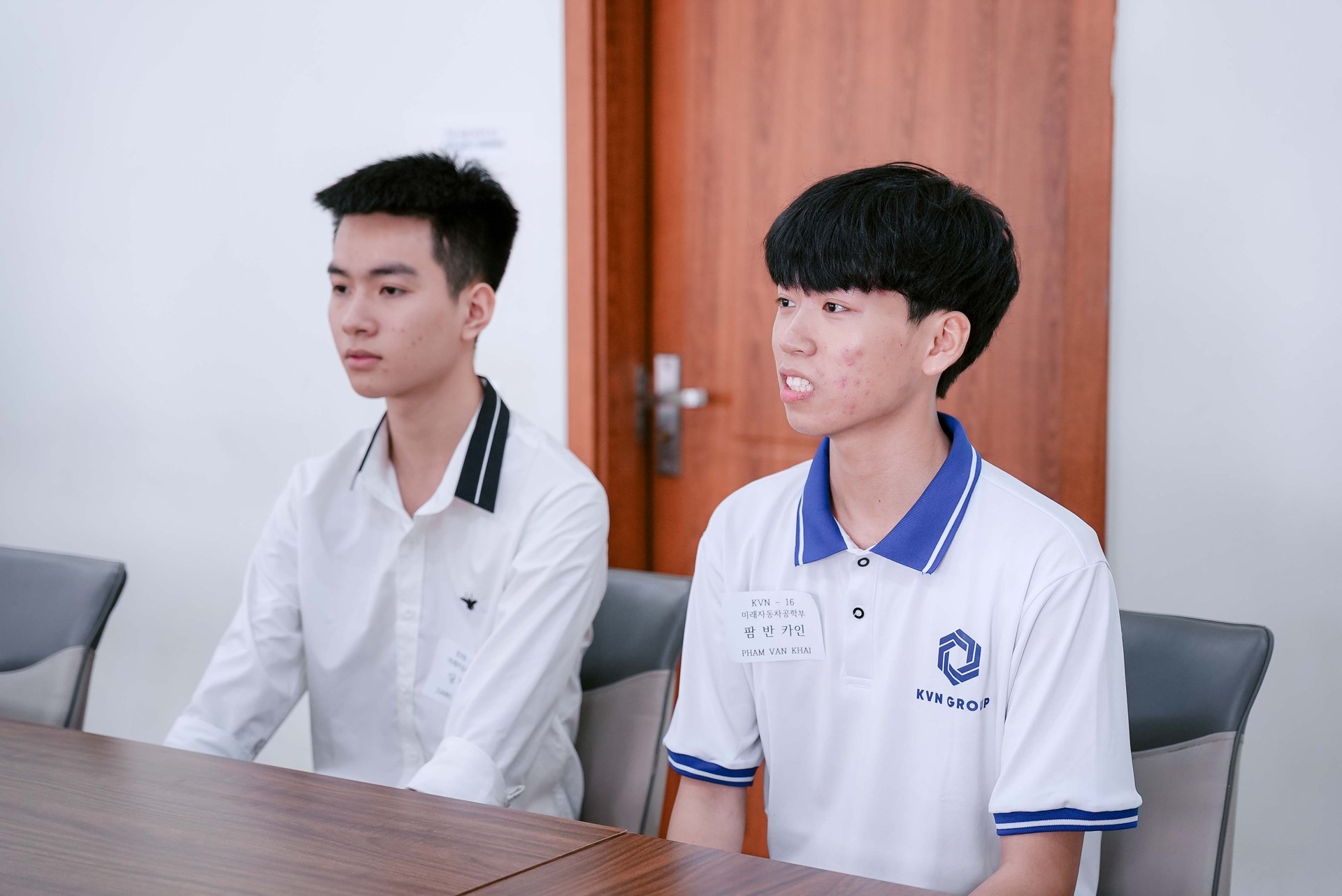 Ban cố vấn KVN GROUP trao học bổng và visa du học Hàn Quốc cho học viên