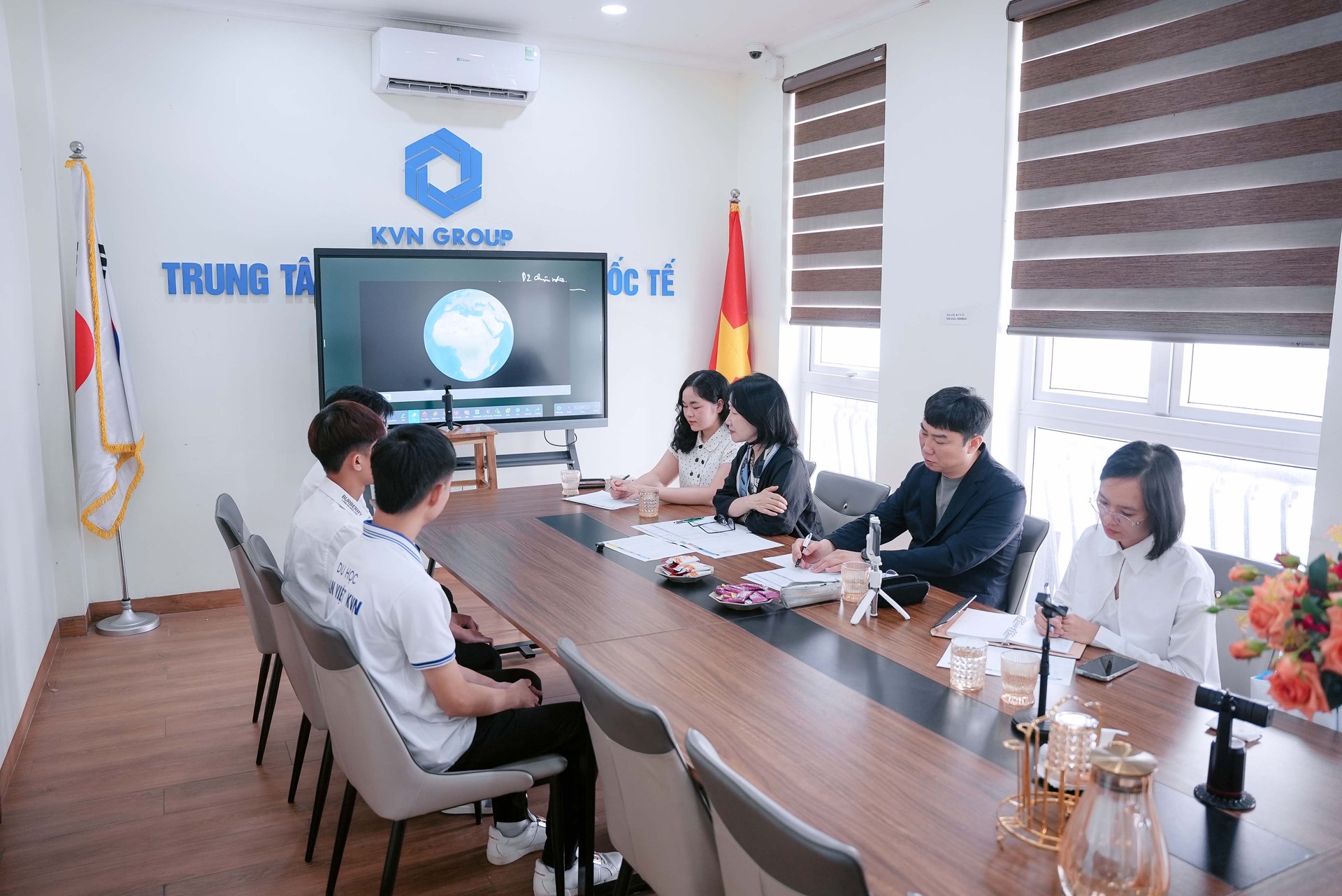 Ban cố vấn KVN GROUP trao học bổng và visa du học Hàn Quốc cho học viên