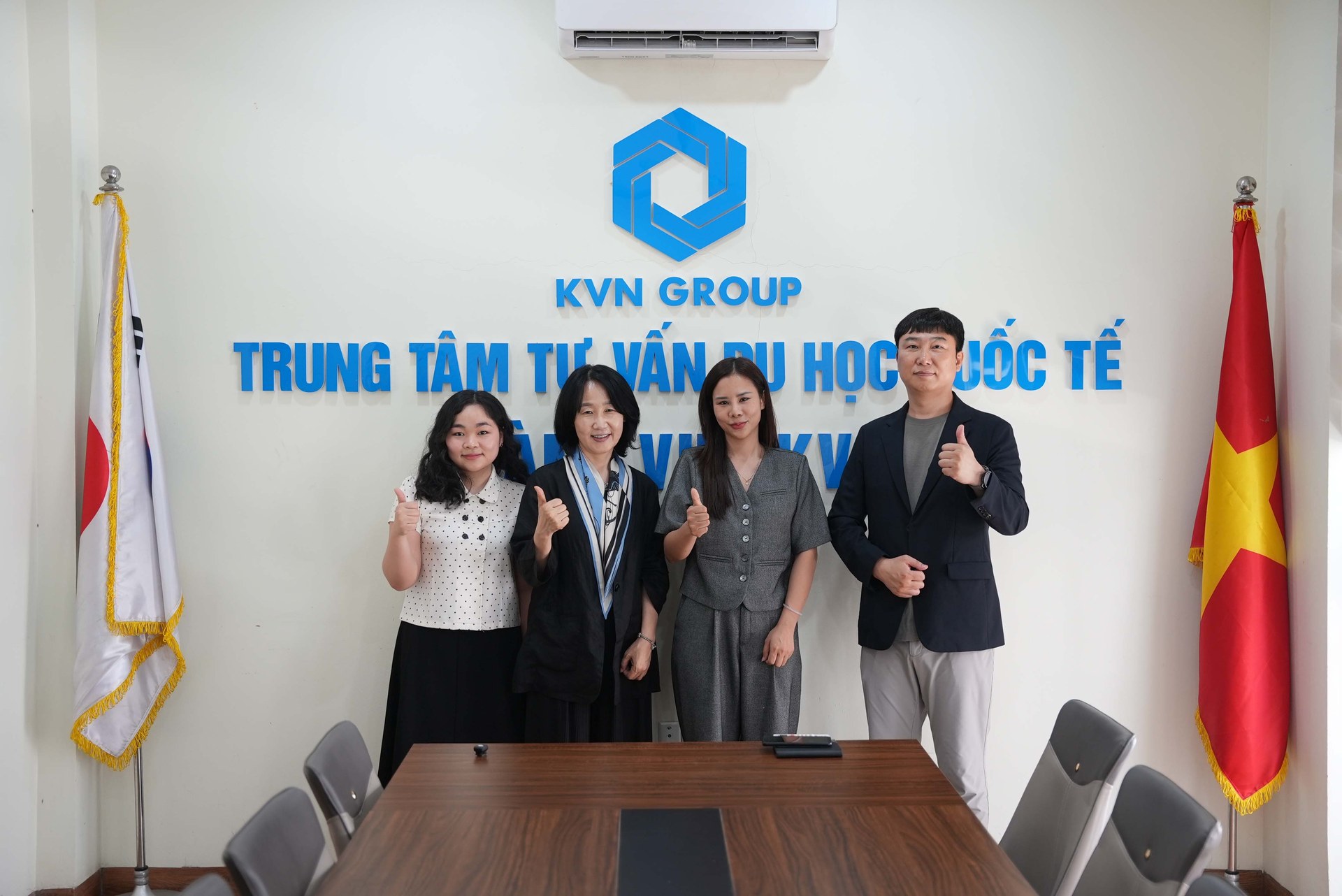 Ban cố vấn KVN GROUP trao học bổng và visa du học Hàn Quốc cho học viên xuất sắc