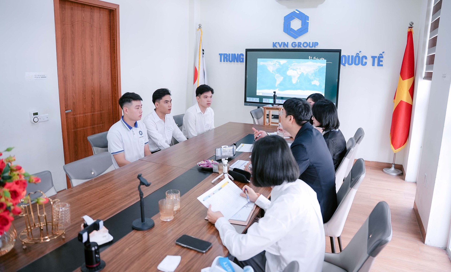 Ban cố vấn KVN GROUP trao học bổng và visa du học Hàn Quốc cho học viên xuất sắc