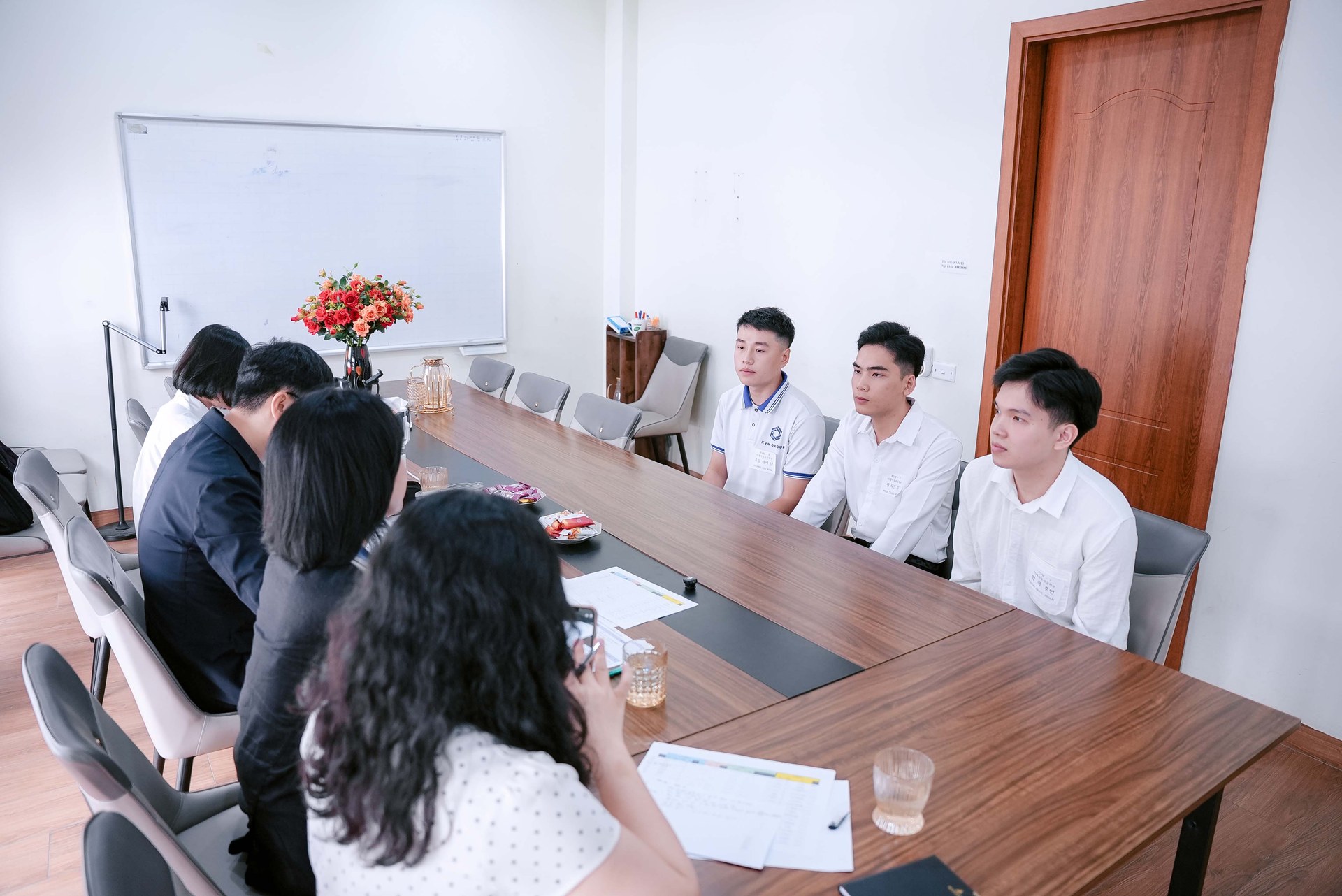 Ban cố vấn KVN GROUP trao học bổng và visa du học Hàn Quốc cho học viên xuất sắc