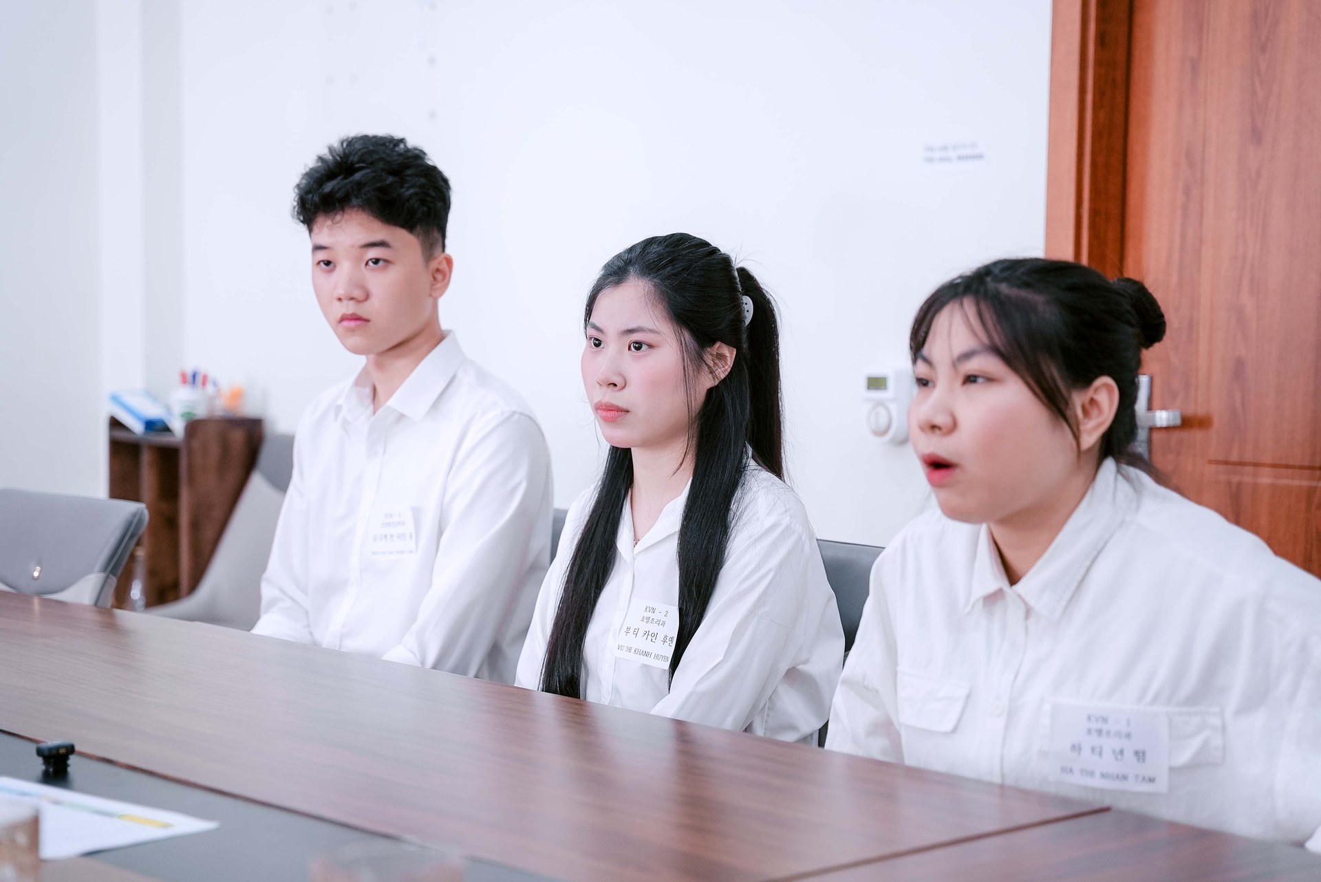 Ban cố vấn KVN GROUP trao học bổng và visa du học Hàn Quốc cho học viên
