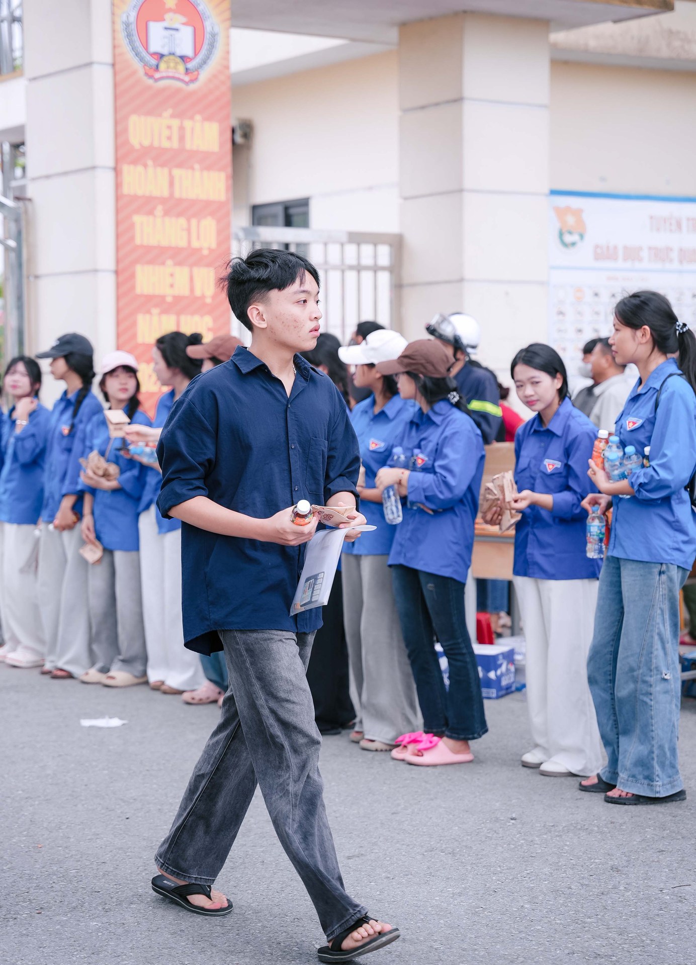 Đoàn cán bộ KVN GROUP đồng hành định hướng tài chính vững vàng cho học sinh